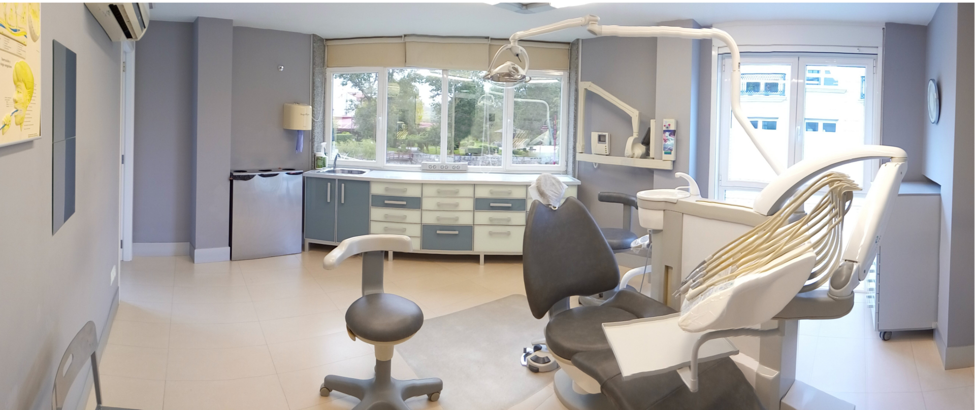 Sala de tratamiento dental moderna con equipamiento de última generación en Clínica Froján
